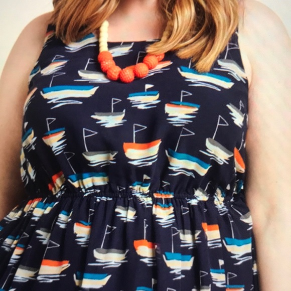 Essential Sleeveless Dress •PLUS SIZE• - Picture 3 of 6